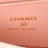 Sac bandoulière Chanel  Micro Shopping en cuir matelassé rose - Detail D2 thumbnail