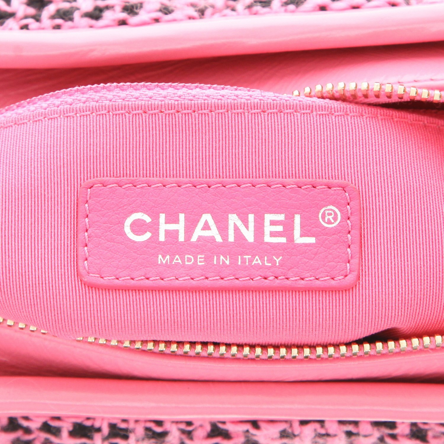 Sac bandoulière Chanel  Gabrielle  petit modèle  en tweed rose et noir et cuir rose - Detail D2