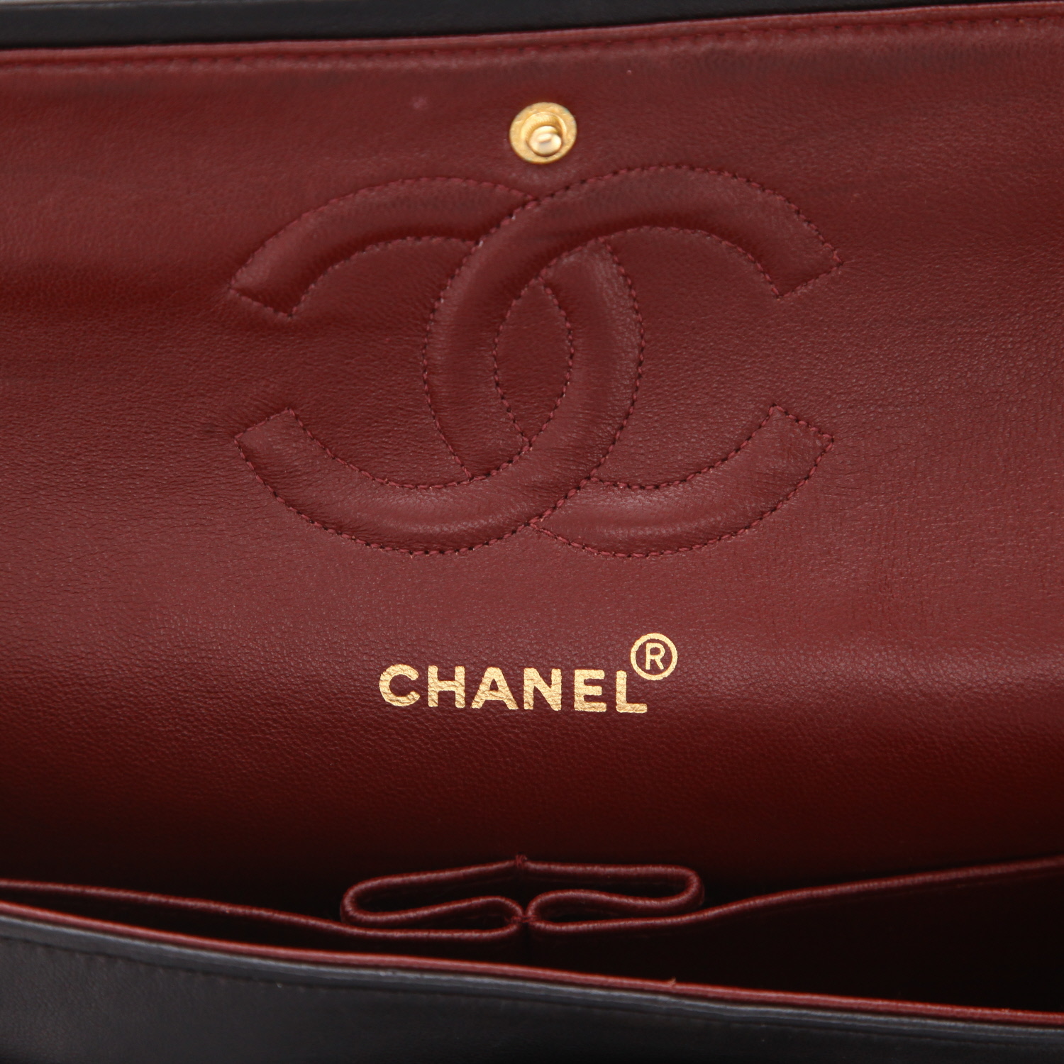 Sac à main Chanel  Timeless Classic en cuir matelassé chevrons noir - Detail D2