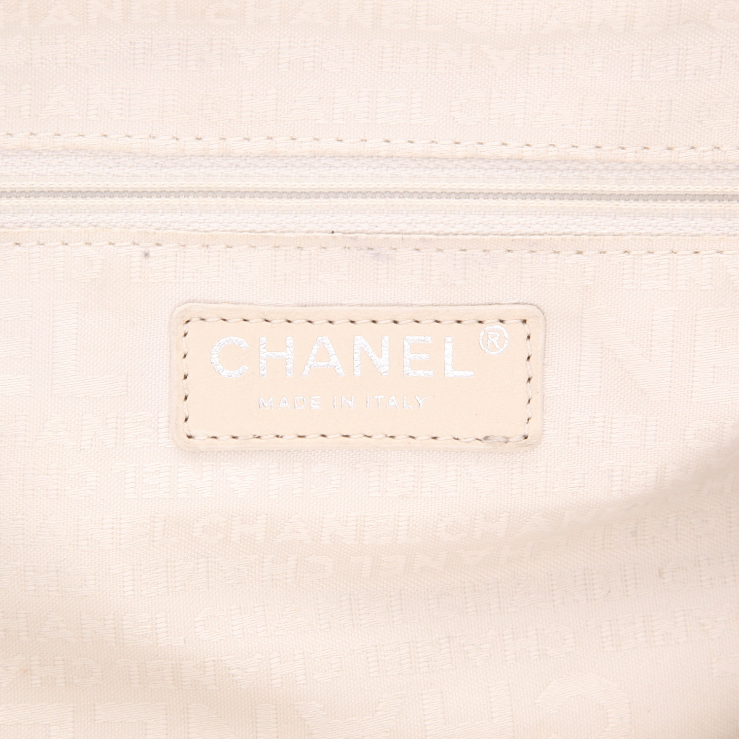 Chanel  Baguette handbag  in navy blue and beige denim canvas  and black leather - Detail D2