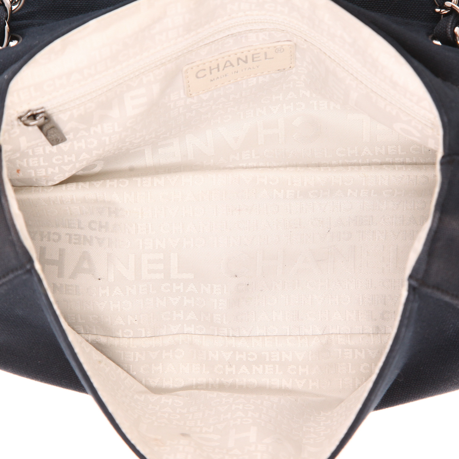 Chanel  Baguette handbag  in navy blue and beige denim canvas  and black leather - Detail D3