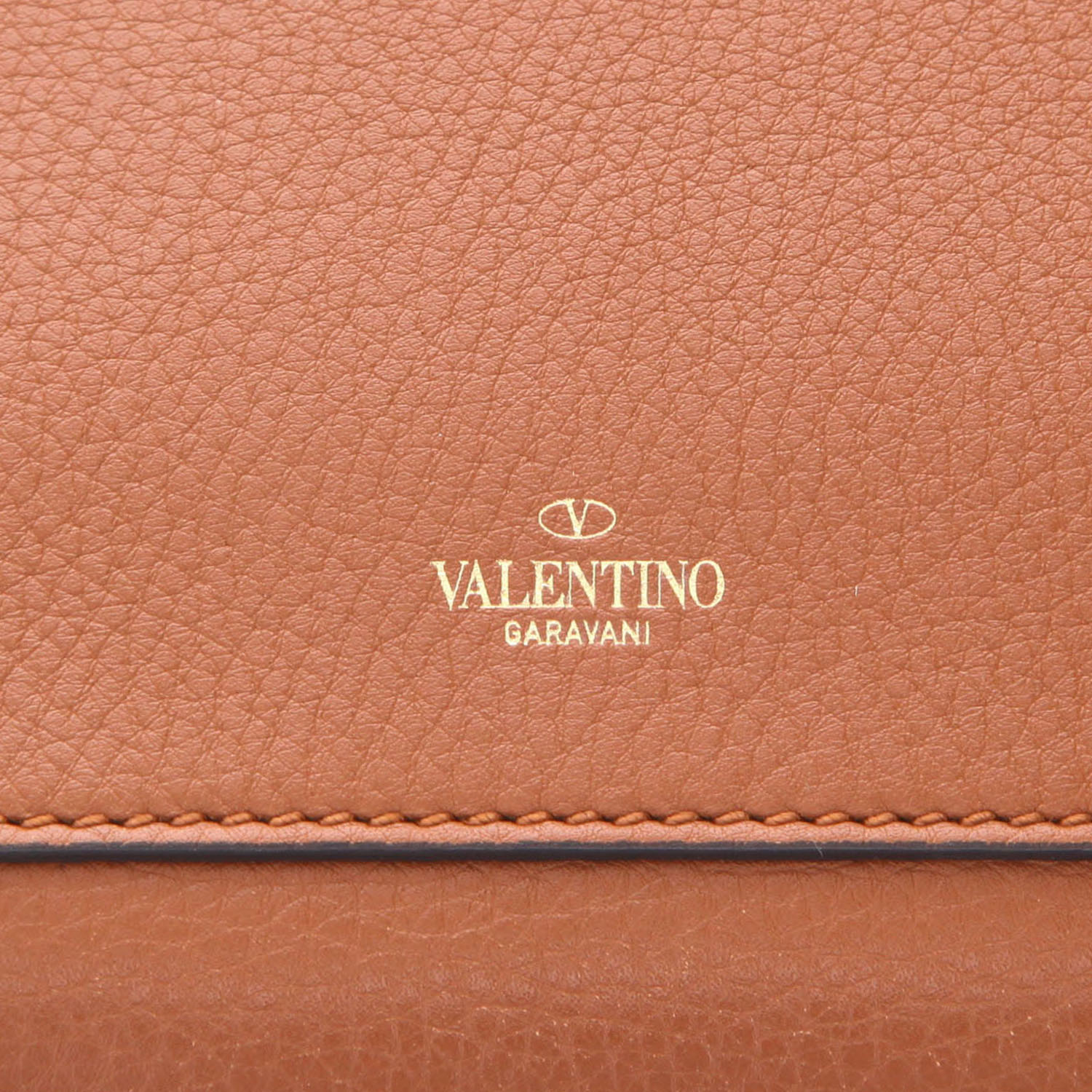 Sac bandoulière Valentino Garavani  Rockstud en cuir grainé marron - Detail D2