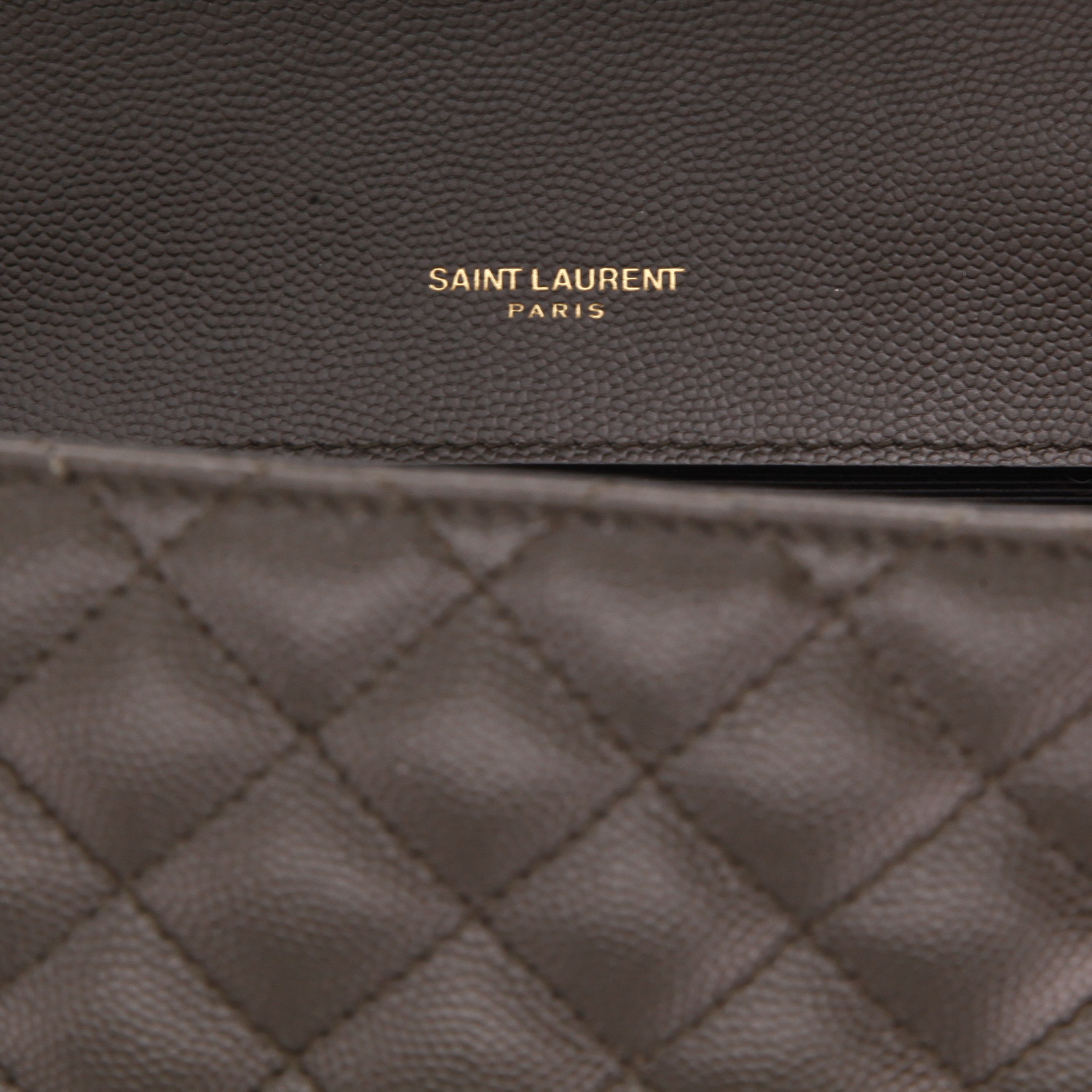 Bolso bandolera Saint Laurent  Envelope en cuero granulado caqui - Detail D2