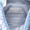 Bolso de mano Prada  Re-Edition 1978 en raffia azul y blanca y cuero azul - Detail D2 thumbnail