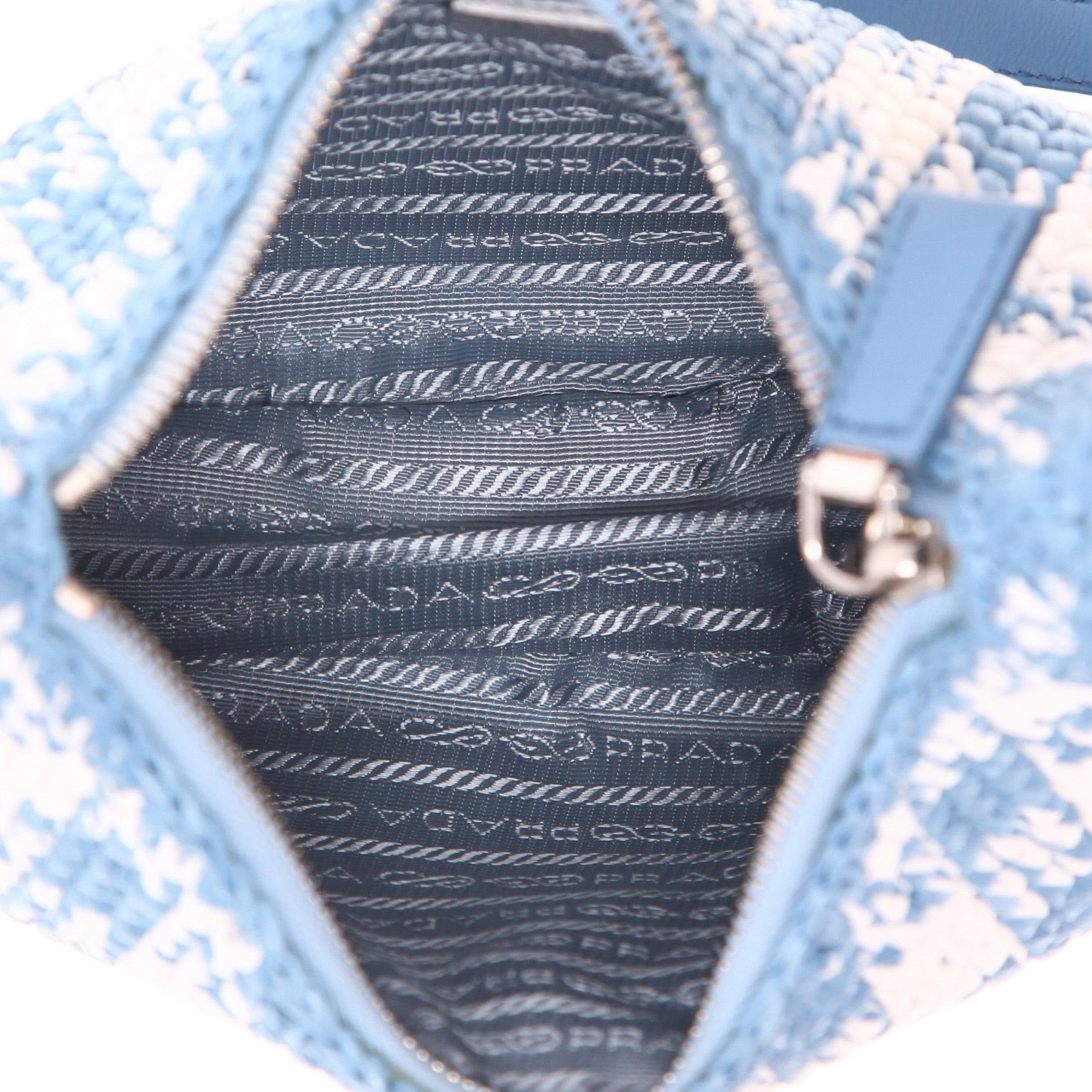 Bolso de mano Prada  Re-Edition 1978 en raffia azul y blanca y cuero azul - Detail D3