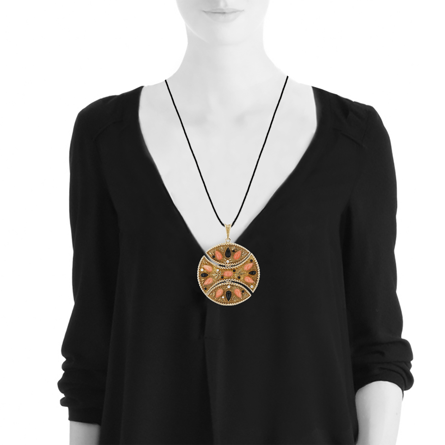 Van Cleef & Arpels 1970's pendant in yellow gold, coral and onyx. - Detail D1