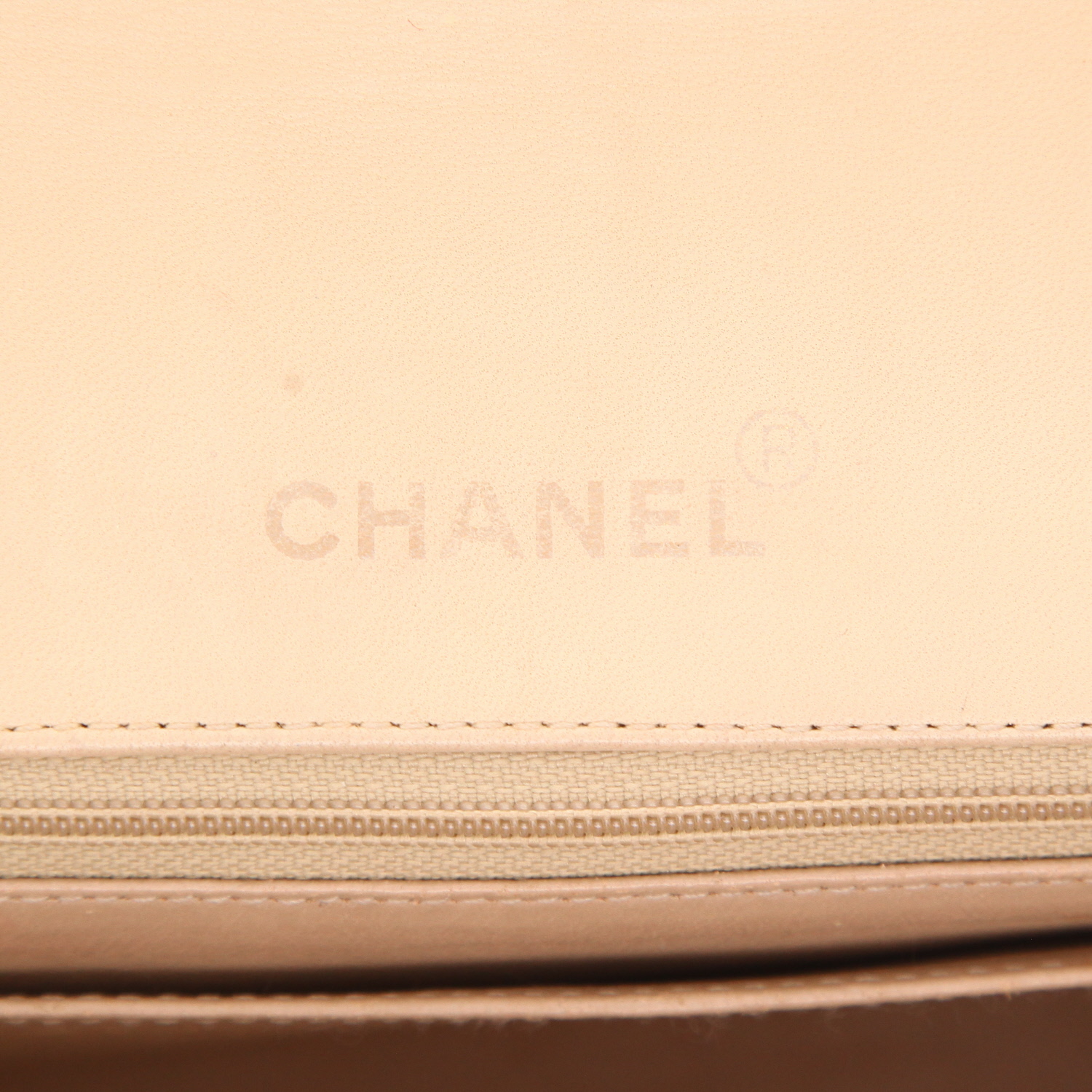 Bolso bandolera Chanel  Diana en cuero acolchado beige - Detail D2