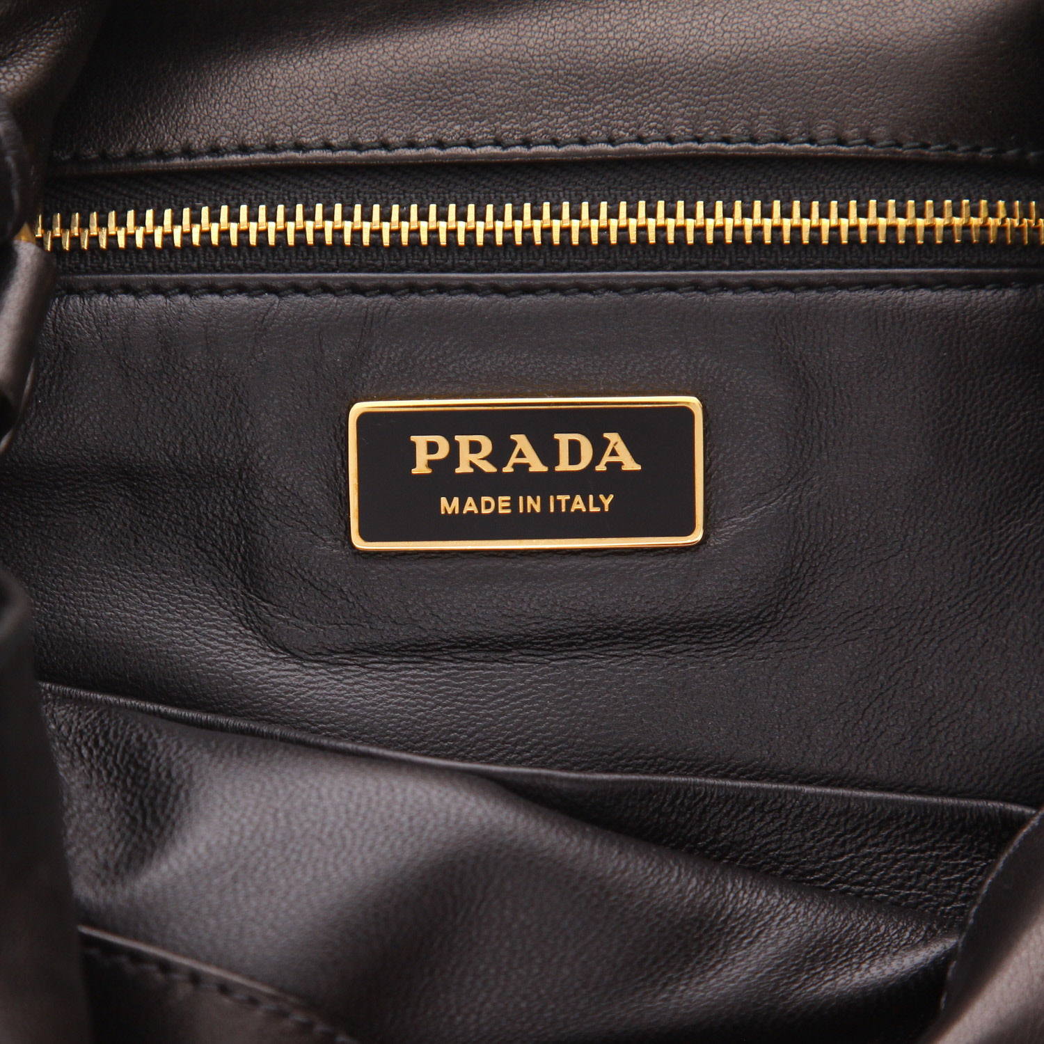 Sac à main Prada   en cuir noir - Detail D2