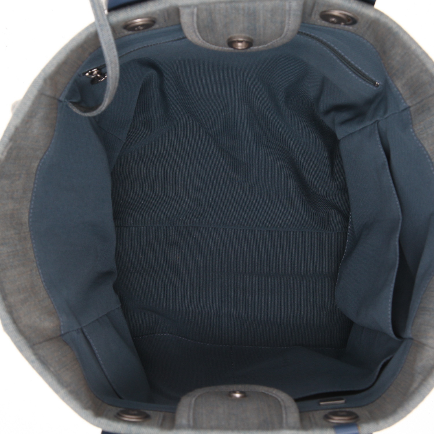 Sac cabas Chanel  Deauville en toile denim bleue - Detail D3