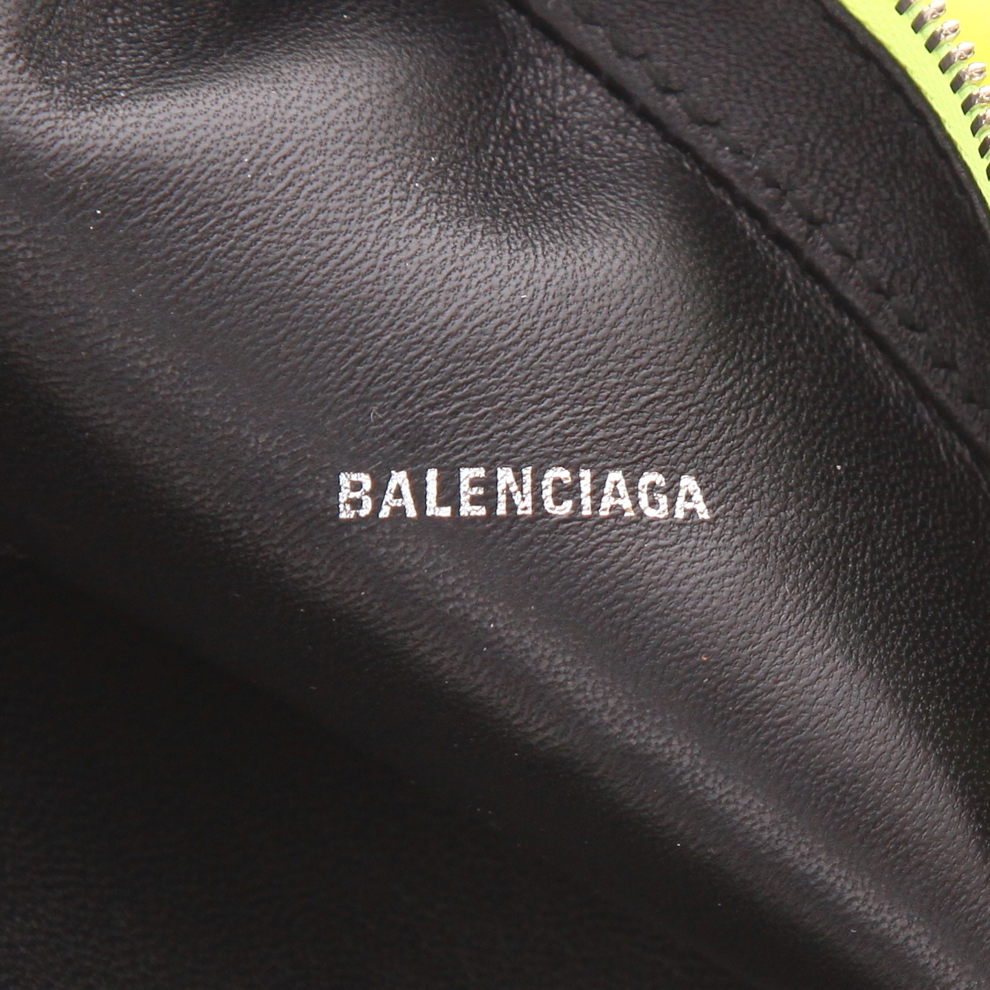 Borsa a tracolla Balenciaga  Triangle Duffle modello piccolo  in pelle gialla - Detail D2