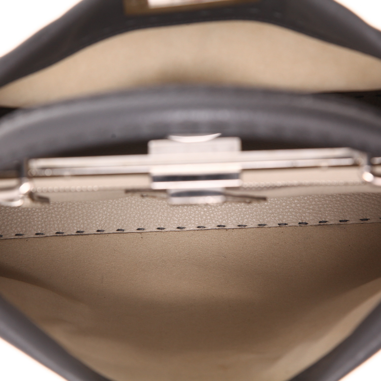 Bolso de mano Fendi  Peekaboo Selleria en cuero granulado gris - Detail D3
