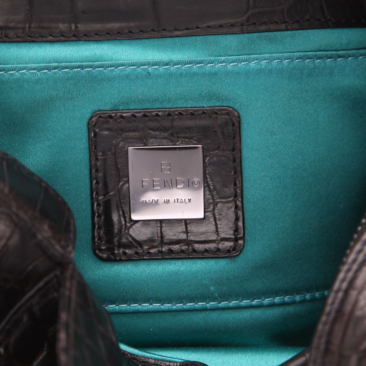 Bolso de mano Fendi   en cocodrilo negro - Detail D2