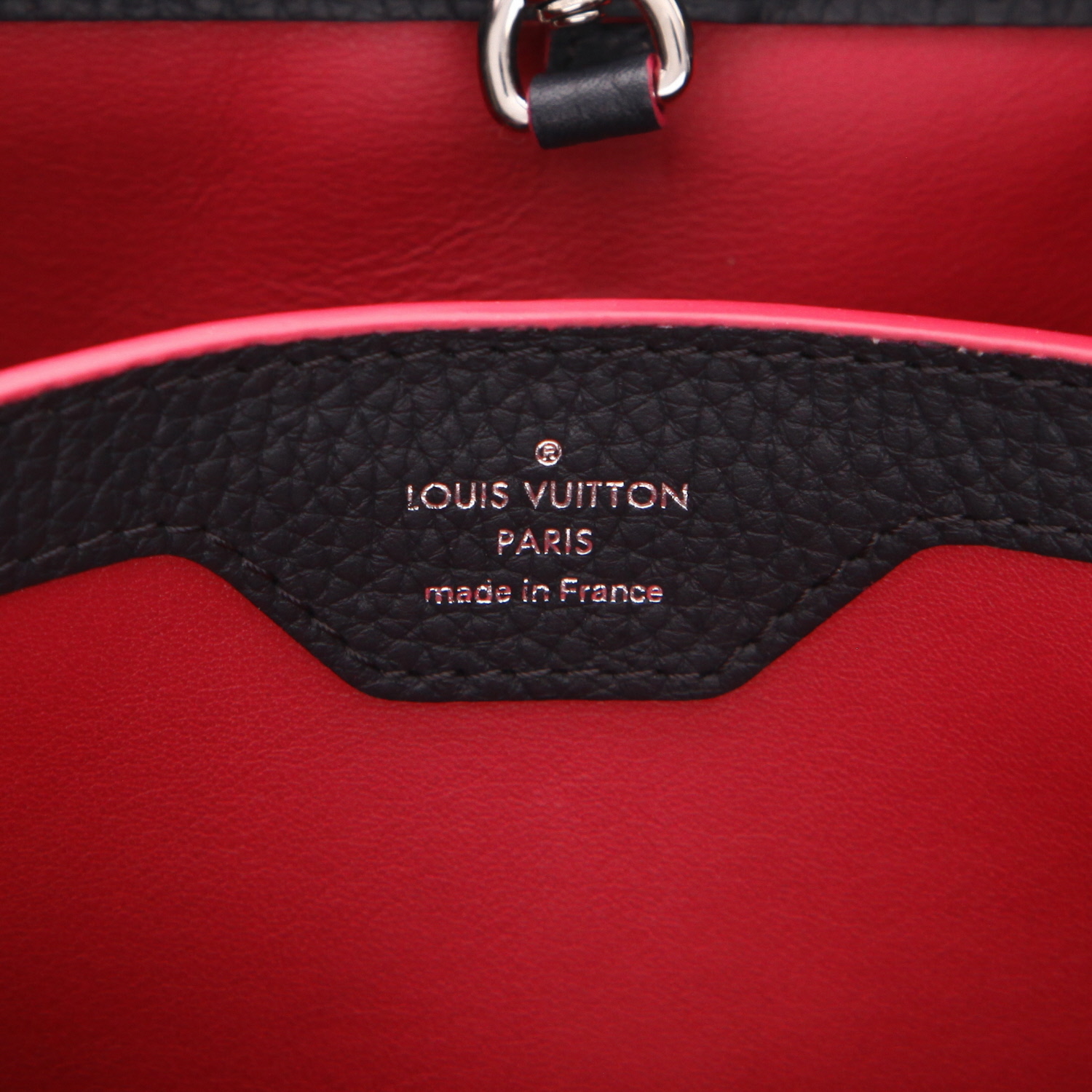 Louis Vuitton  Capucines BB handbag  in grey leather taurillon clémence  and fuchsia piping - Detail D2