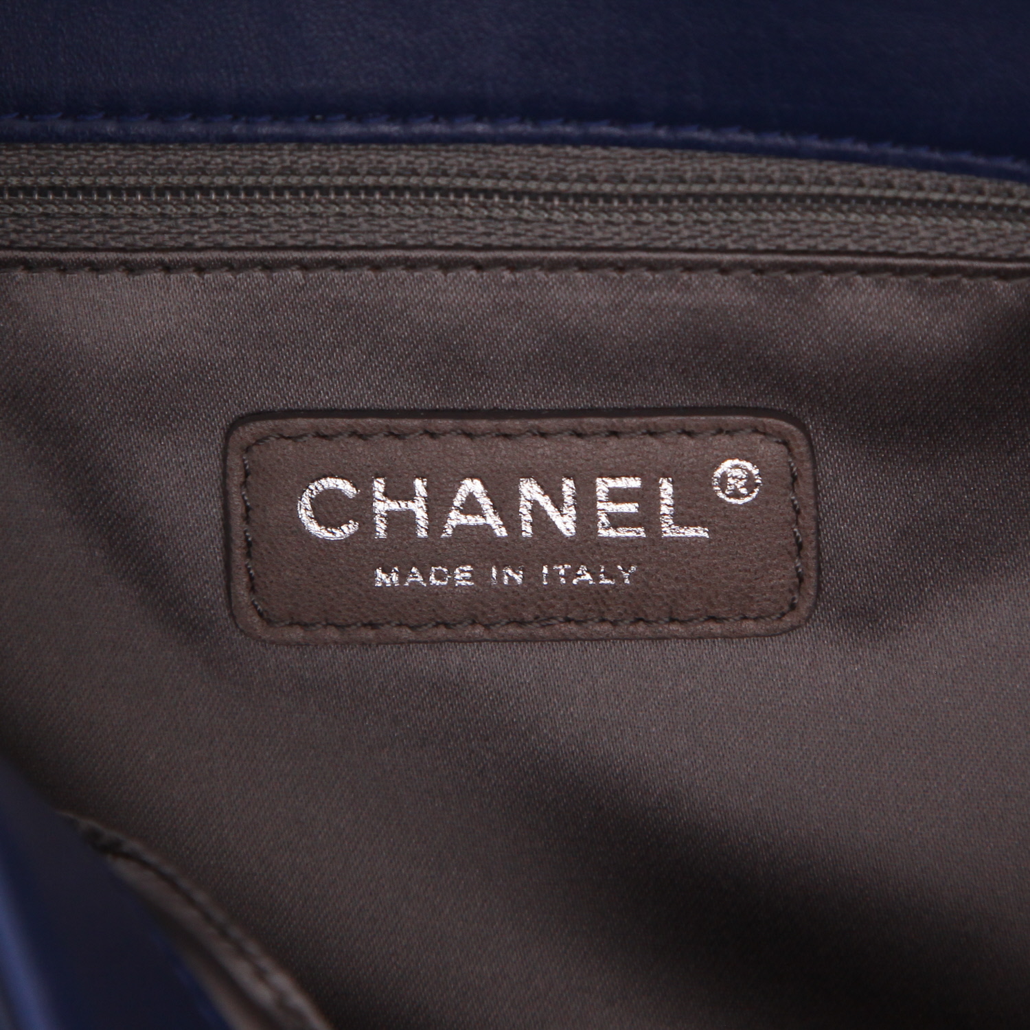 Sac à main Chanel   en cuir verni bleu-marine - Detail D2