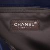 Sac à main Chanel   en cuir verni bleu-marine - Detail D2 thumbnail