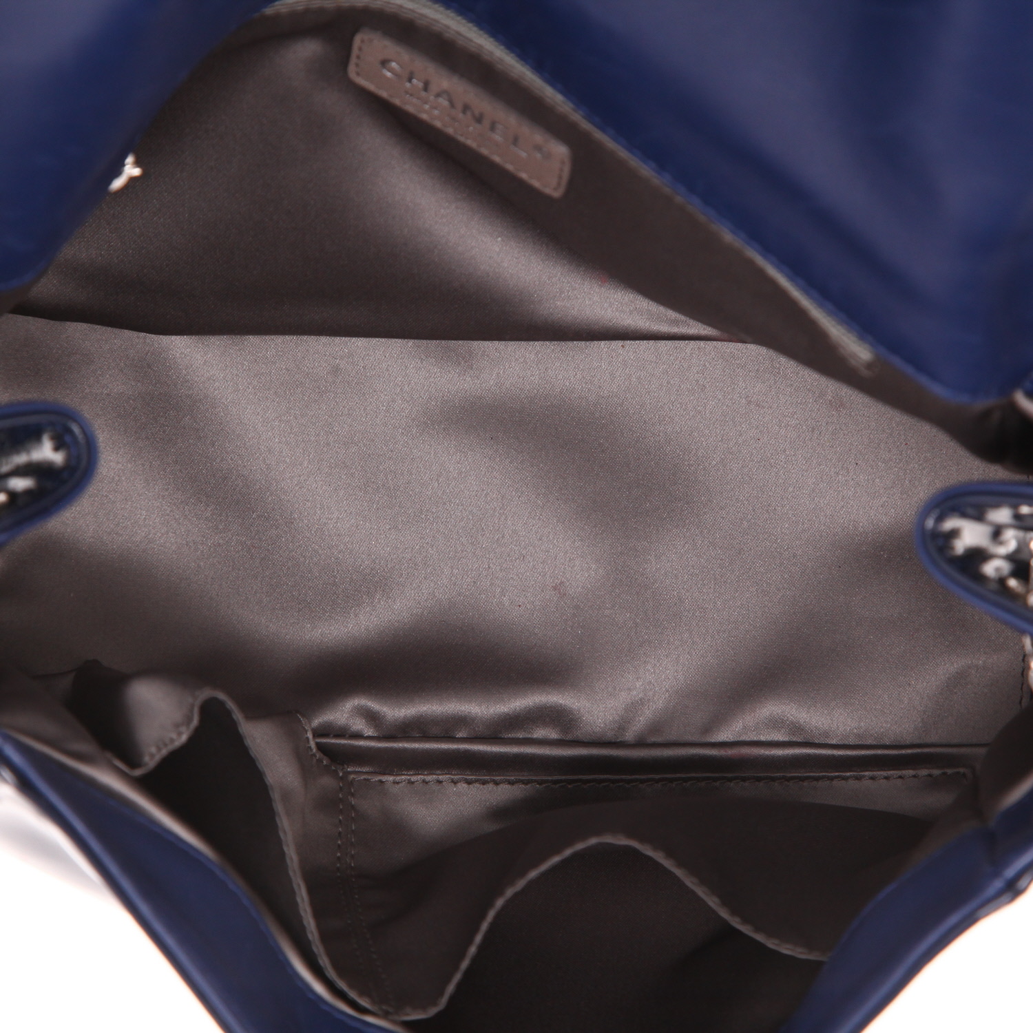 Bolso de mano Chanel   en charol azul marino - Detail D3