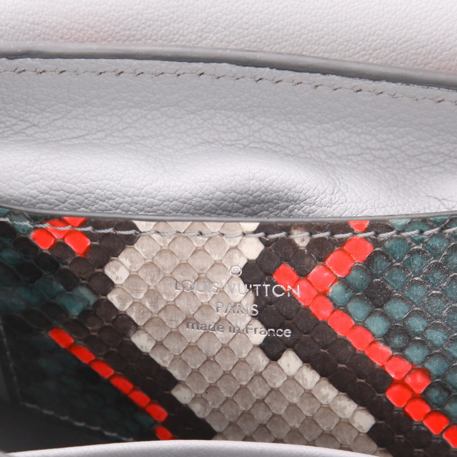 Borsa a tracolla Louis Vuitton  Twist in pitone verde kaki, rosso nero e beige - Detail D2