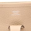 Hermès  Evelyne III shoulder bag  in beige togo leather - Detail D2 thumbnail