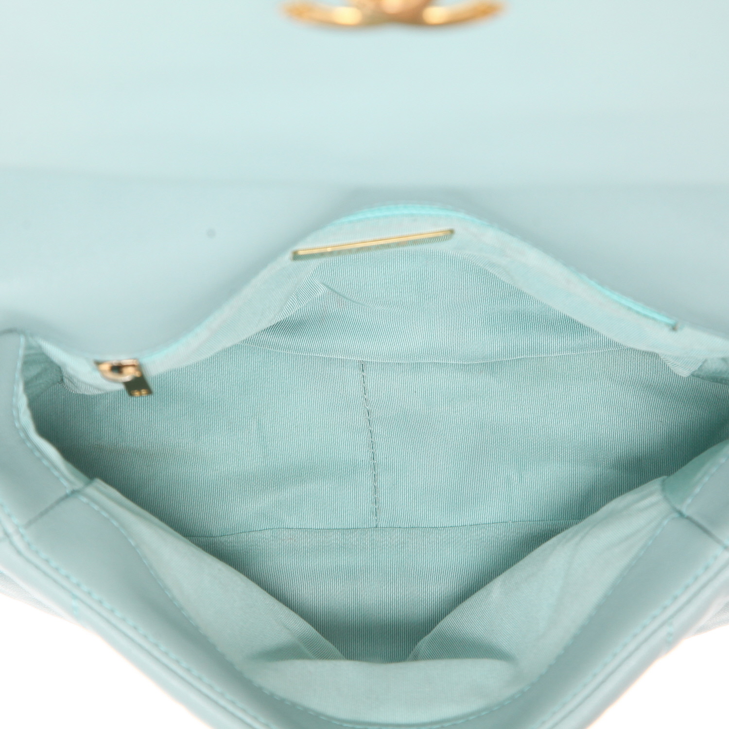 Bolso bandolera Chanel  19 en cuero acolchado azul - Detail D3