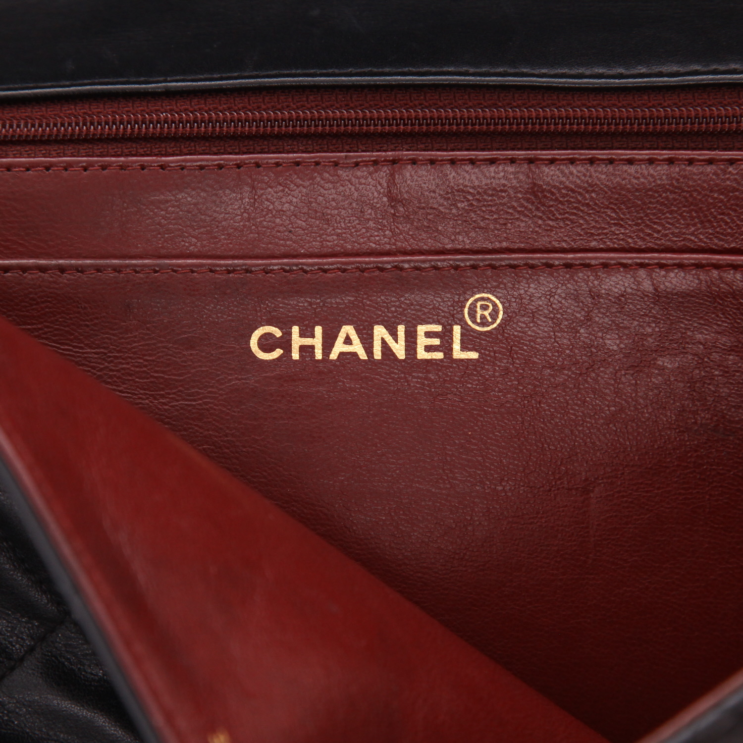 Chanel  Timeless Maxi Jumbo shoulder bag  in black quilted leather - Detail D2
