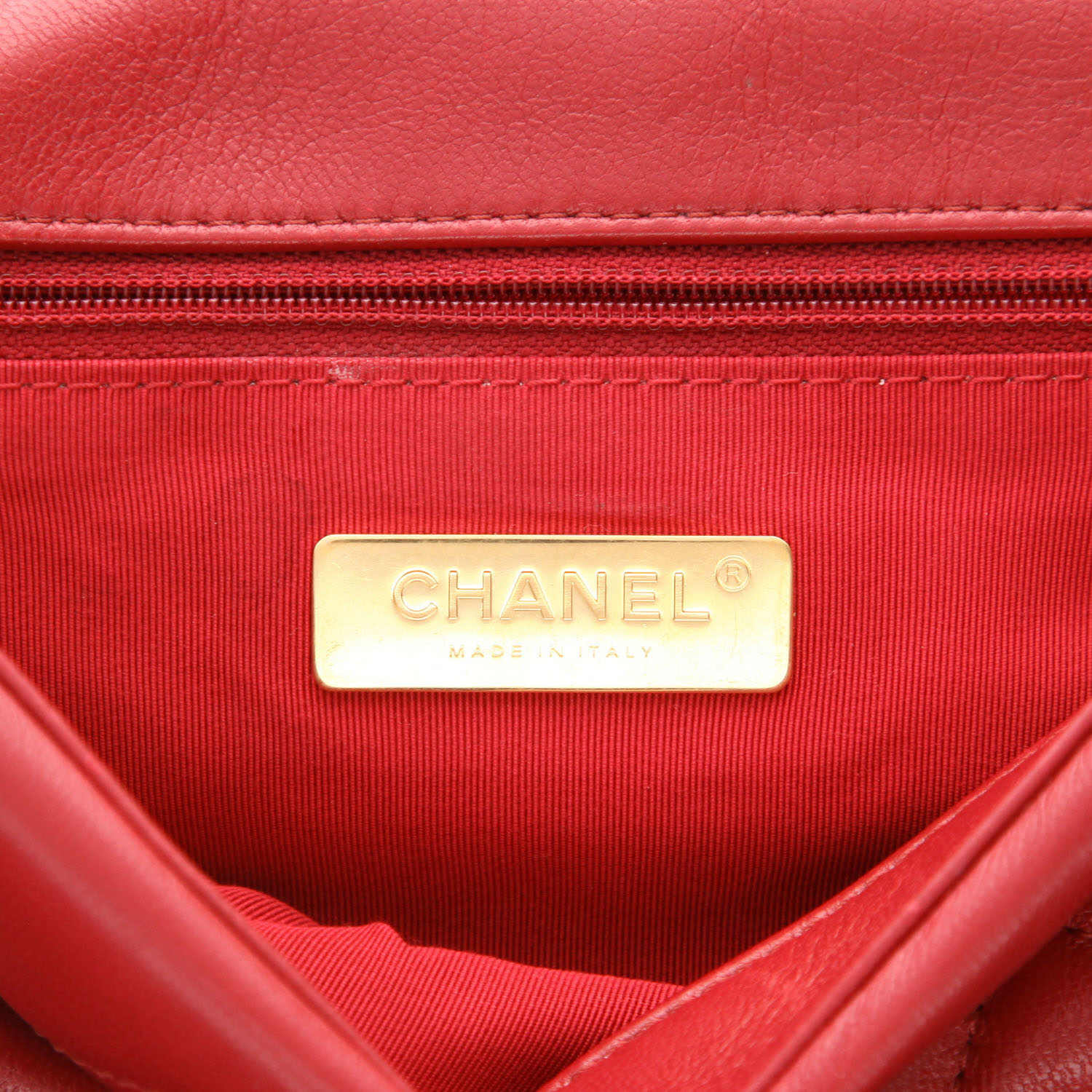 Sac bandoulière Chanel  19 en cuir matelassé bordeaux - Detail D2