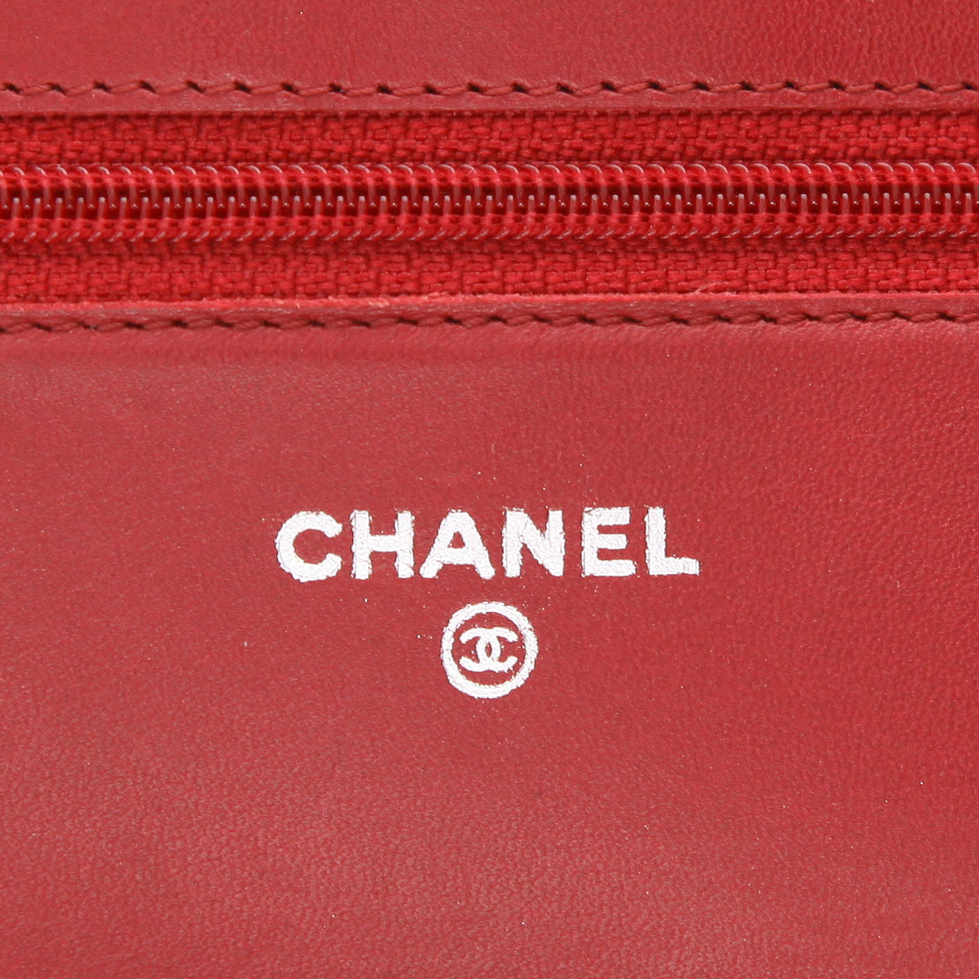 Sac bandoulière Chanel  Wallet on Chain en cuir matelassé rouge - Detail D2