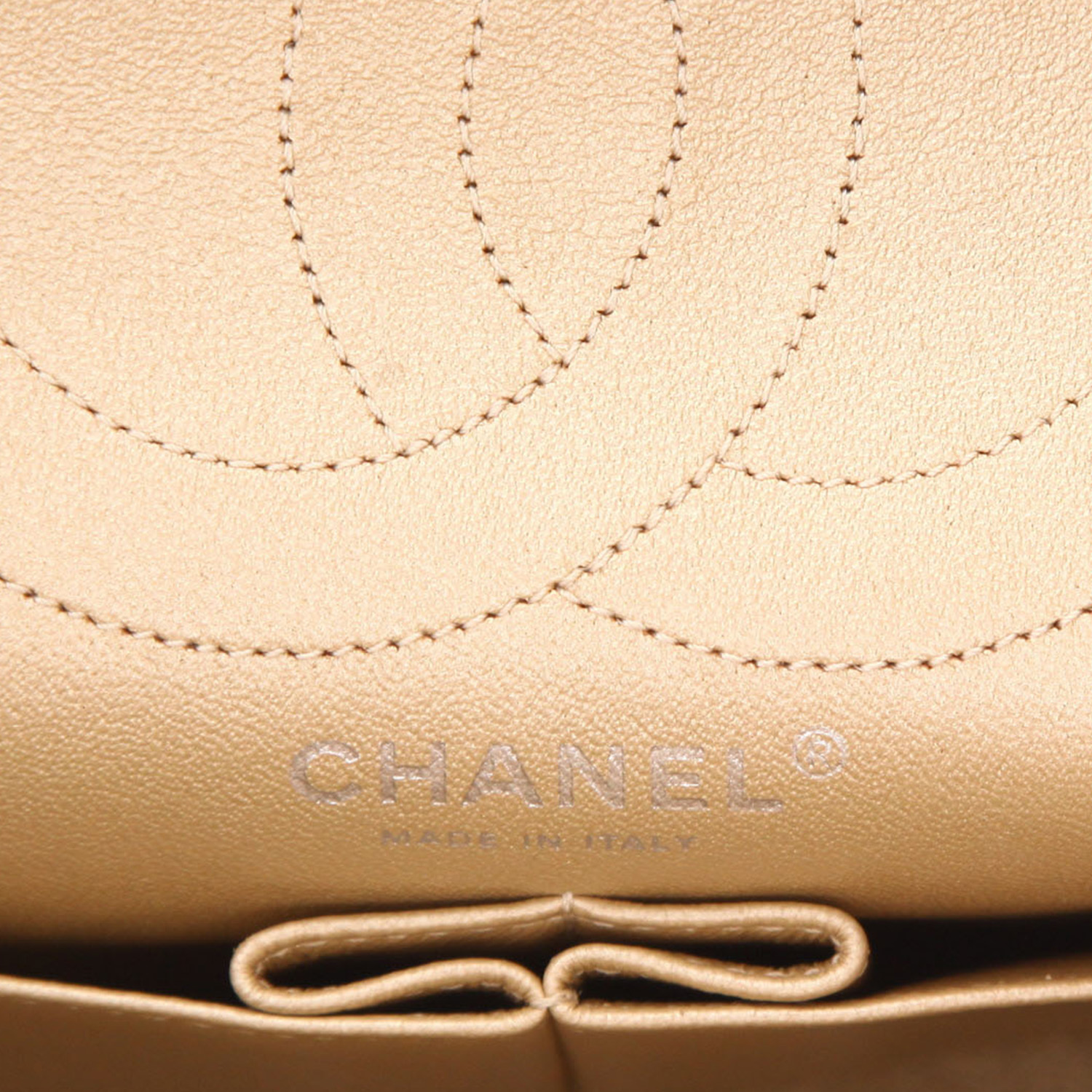 Bolso bandolera Chanel  2.55 en cuero acolchado dorado - Detail D2