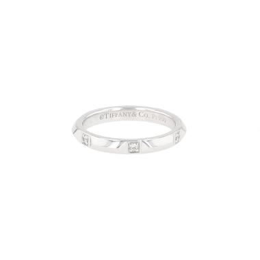 Tiffany 
Co True wedding ring in platinium and diamonds
