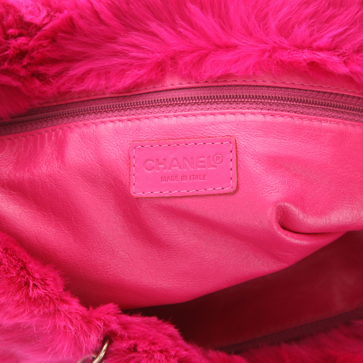 Sac à main Chanel   en fourrure synthétique rose - Detail D2
