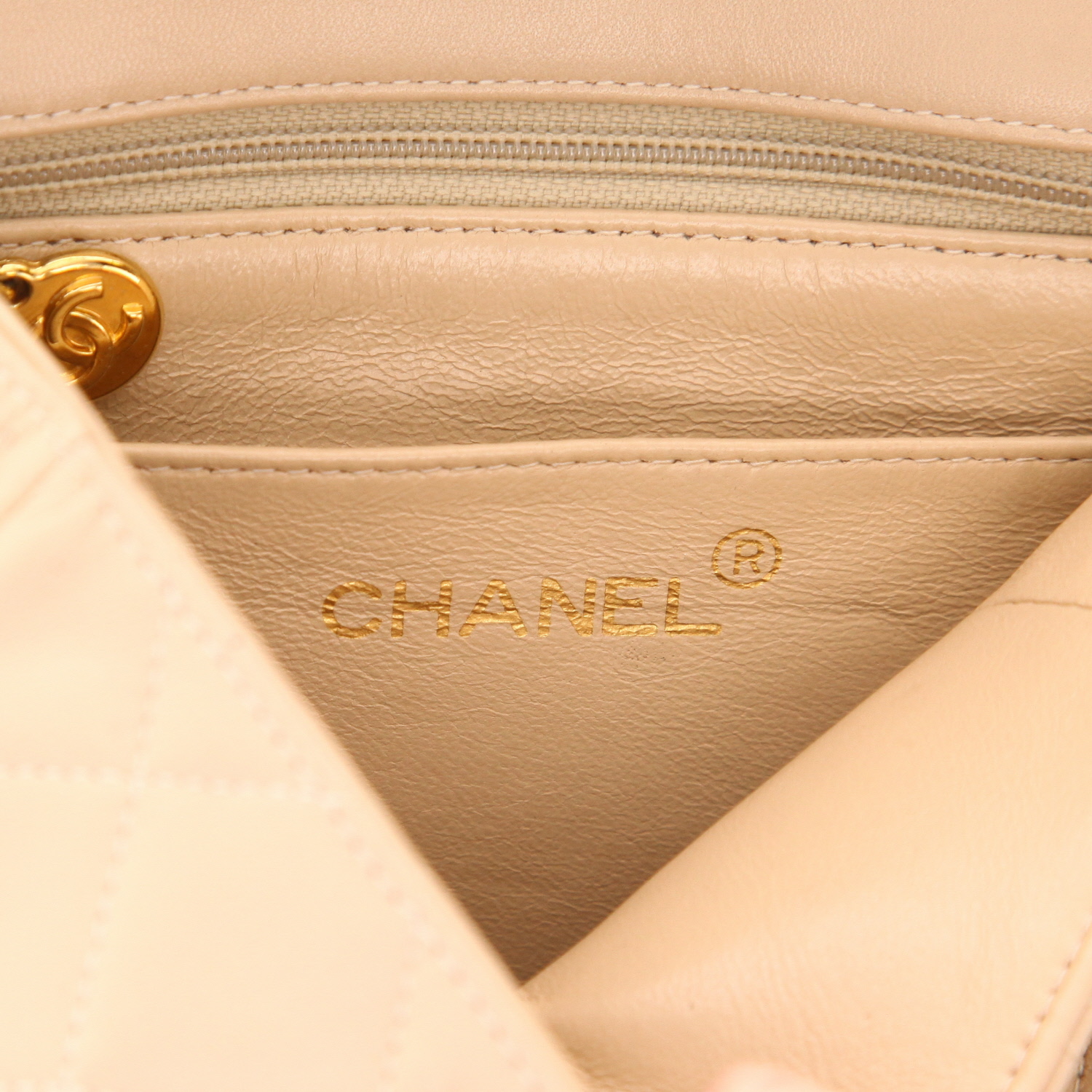 Chanel  Mini Carré shoulder bag  in beige quilted leather - Detail D2