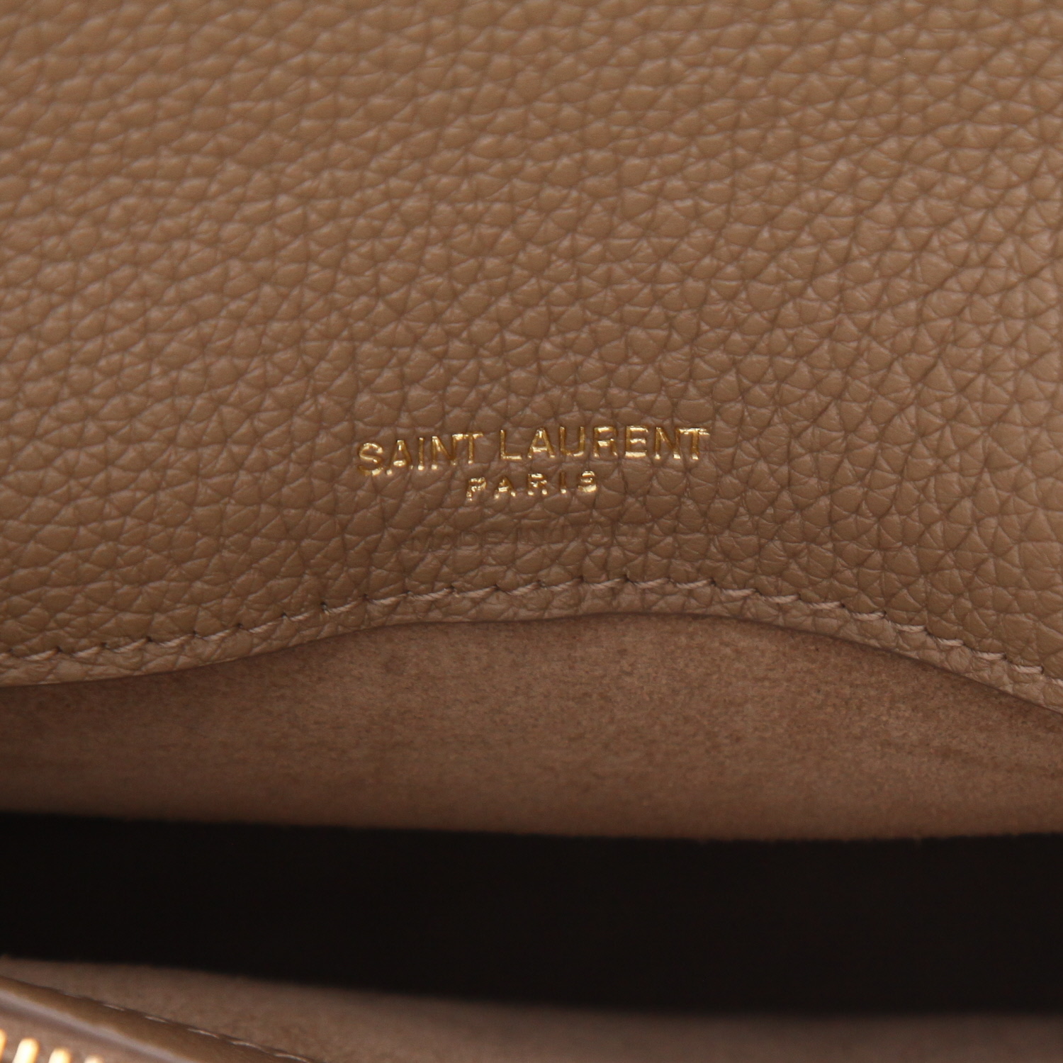 Sac à main Saint Laurent  Sac de jour Baby en cuir grainé taupe - Detail D2
