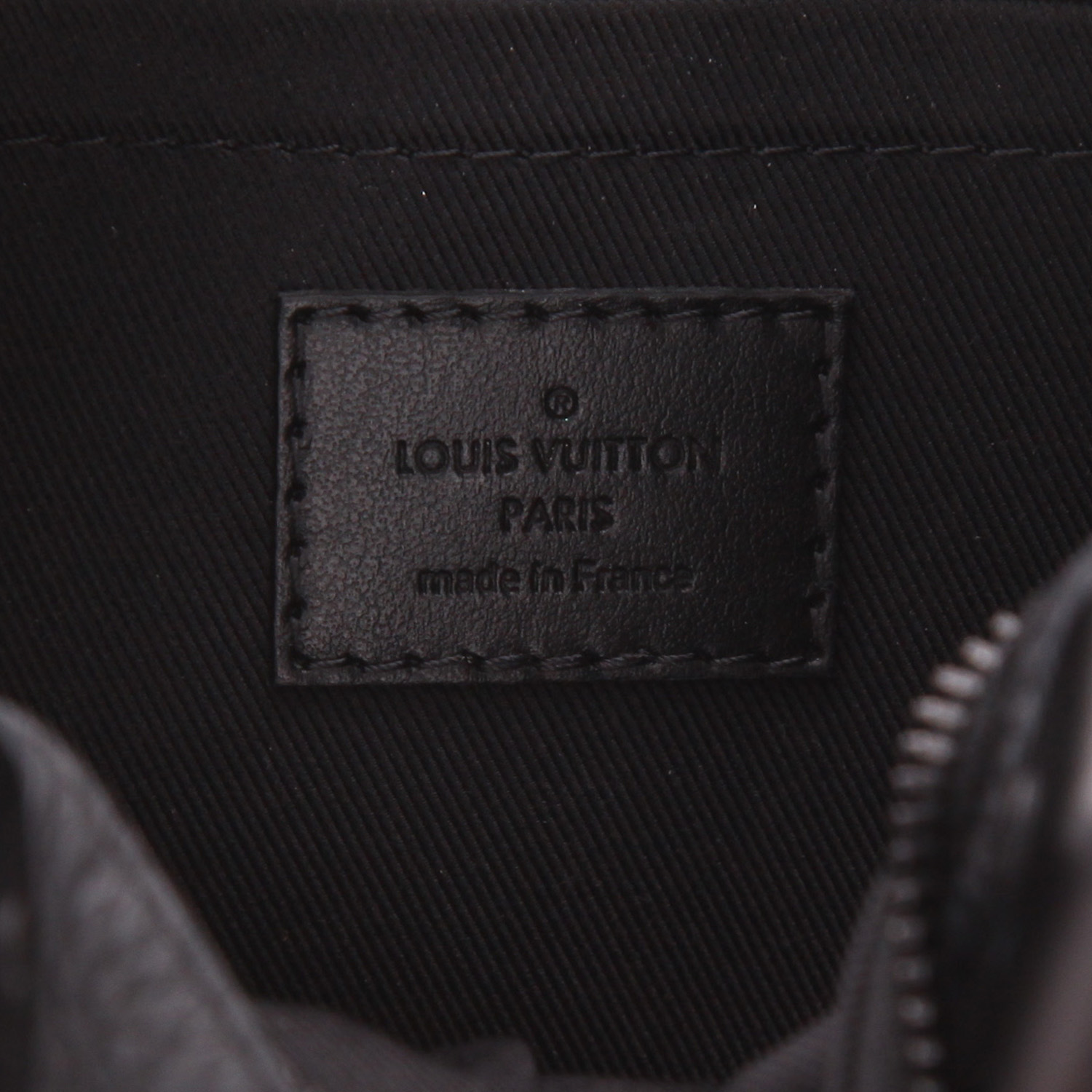 Sac bandoulière Louis Vuitton  Soft Trunk en cuir monogram empreinte noir - Detail D2
