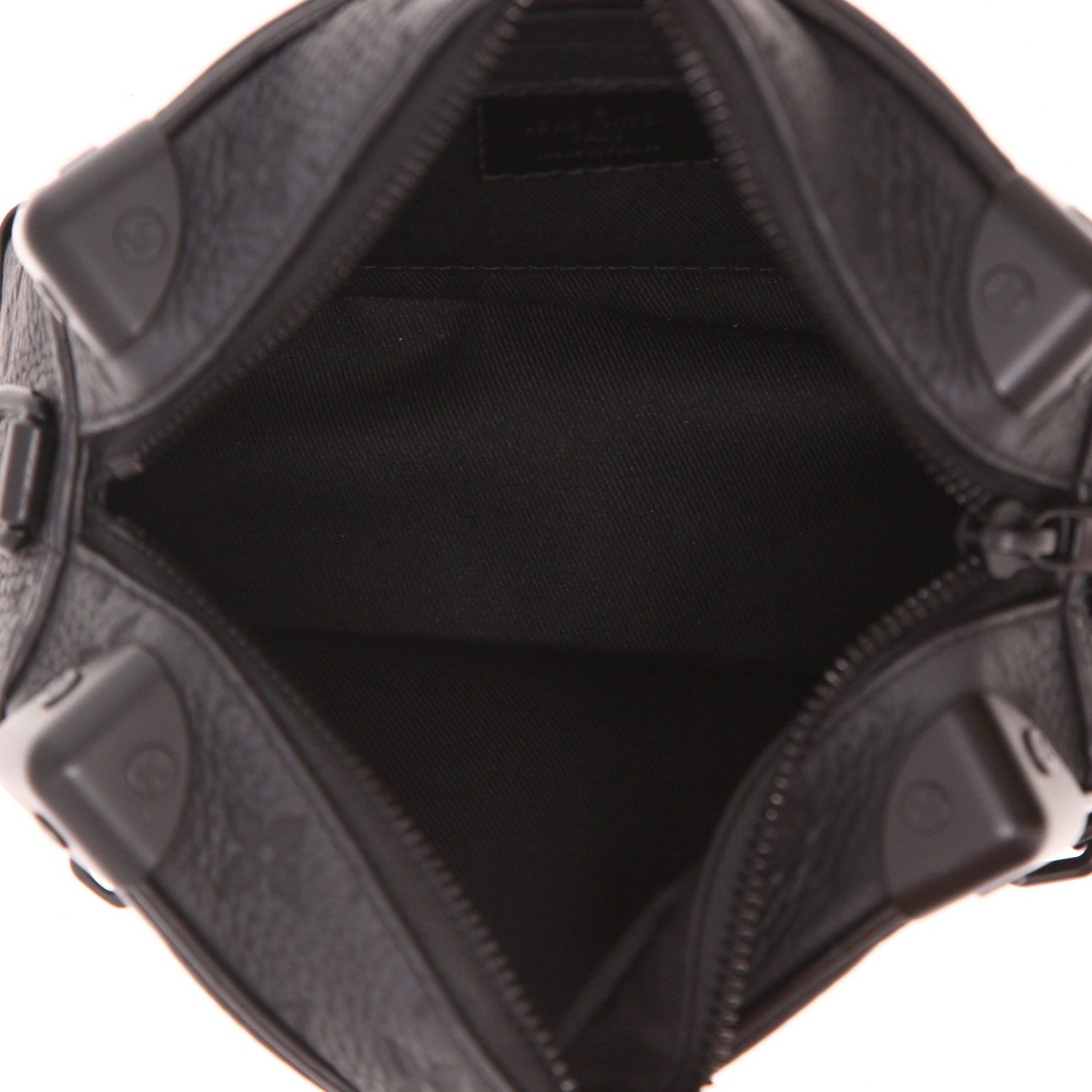 Bolso bandolera Louis Vuitton  Soft Trunk en cuero monogram huella negro - Detail D3