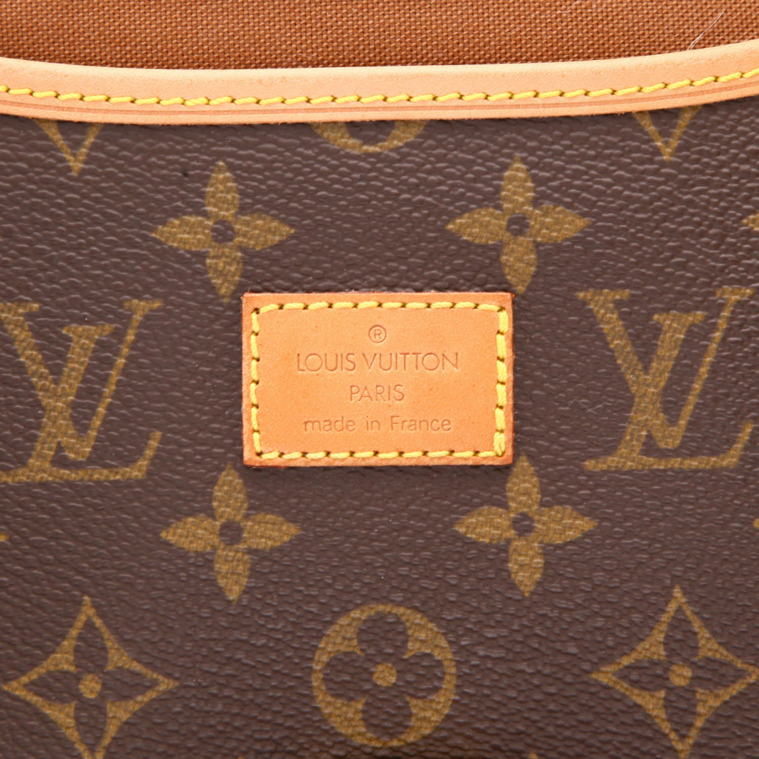 Louis Vuitton  Saumur medium model  shoulder bag  in brown monogram canvas  and natural leather - Detail D2