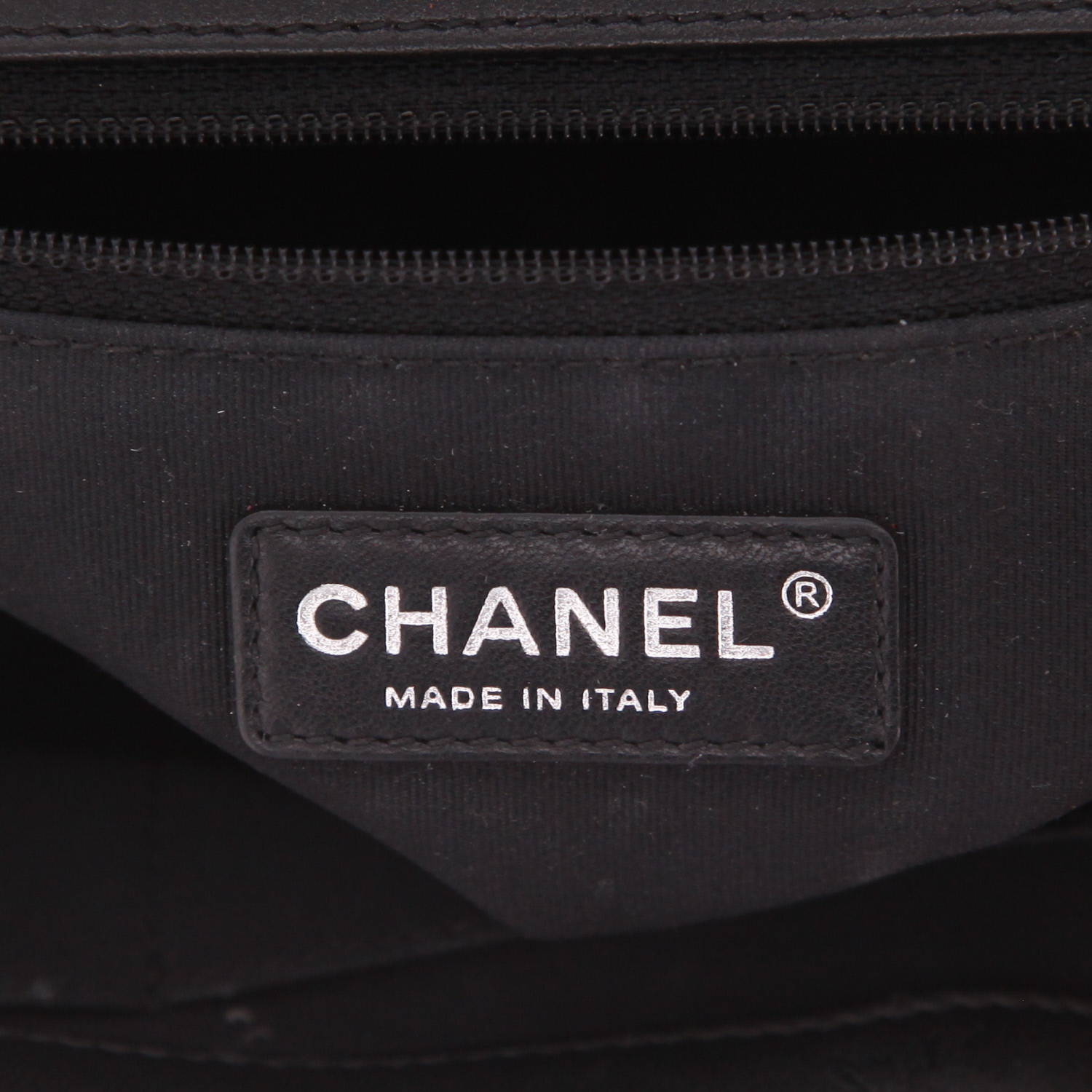 Bolso bandolera Chanel  Boy modelo grande  en charol acolchado negro - Detail D2