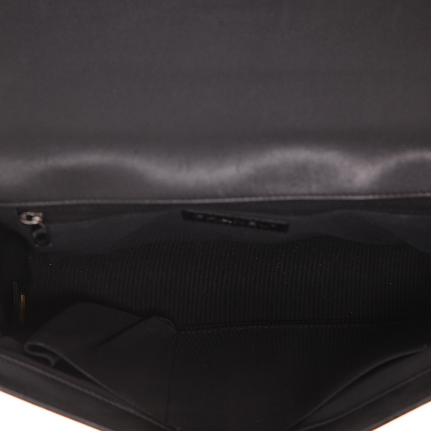 Bolso bandolera Chanel  Boy modelo grande  en charol acolchado negro - Detail D3