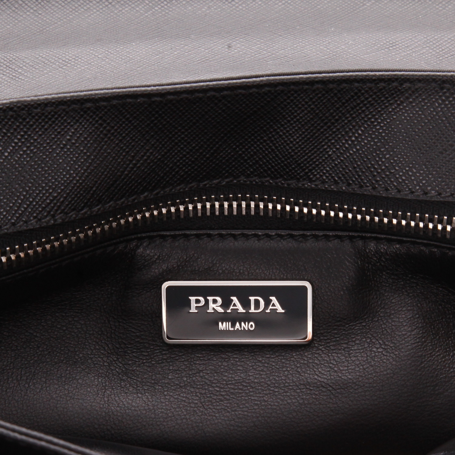 Bolso de mano Prada   en cuero saffiano negro - Detail D2