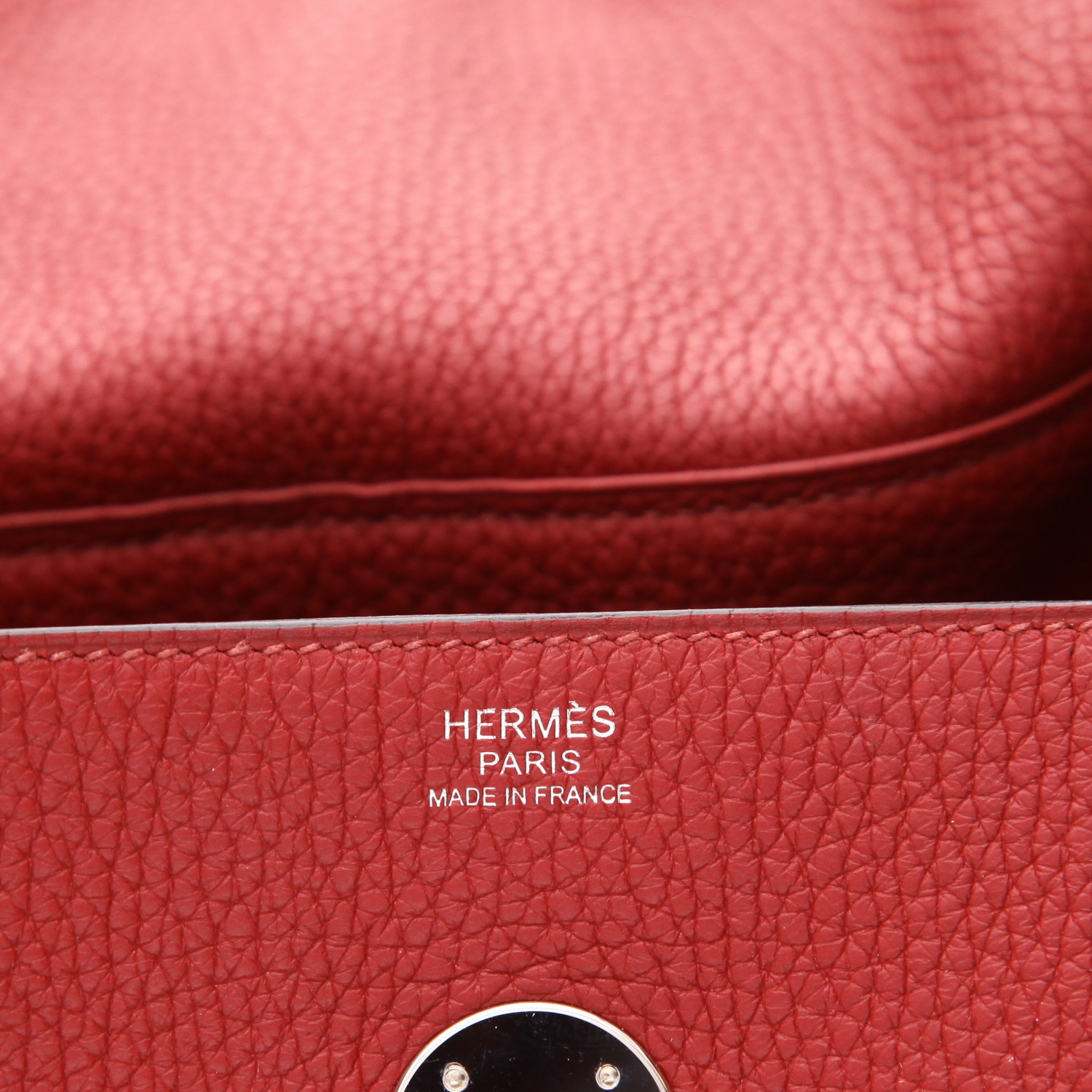 Bolso para llevar al hombro Hermès  Lindy 34 cm en cuero togo rojo - Detail D2