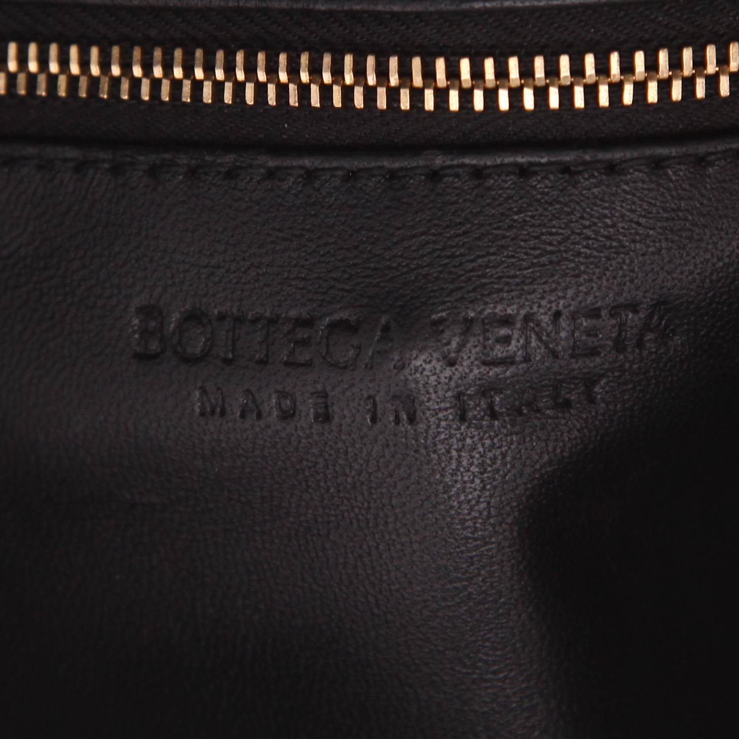 Sac bandoulière Bottega Veneta  Cassette en cuir verni tressé noir - Detail D2