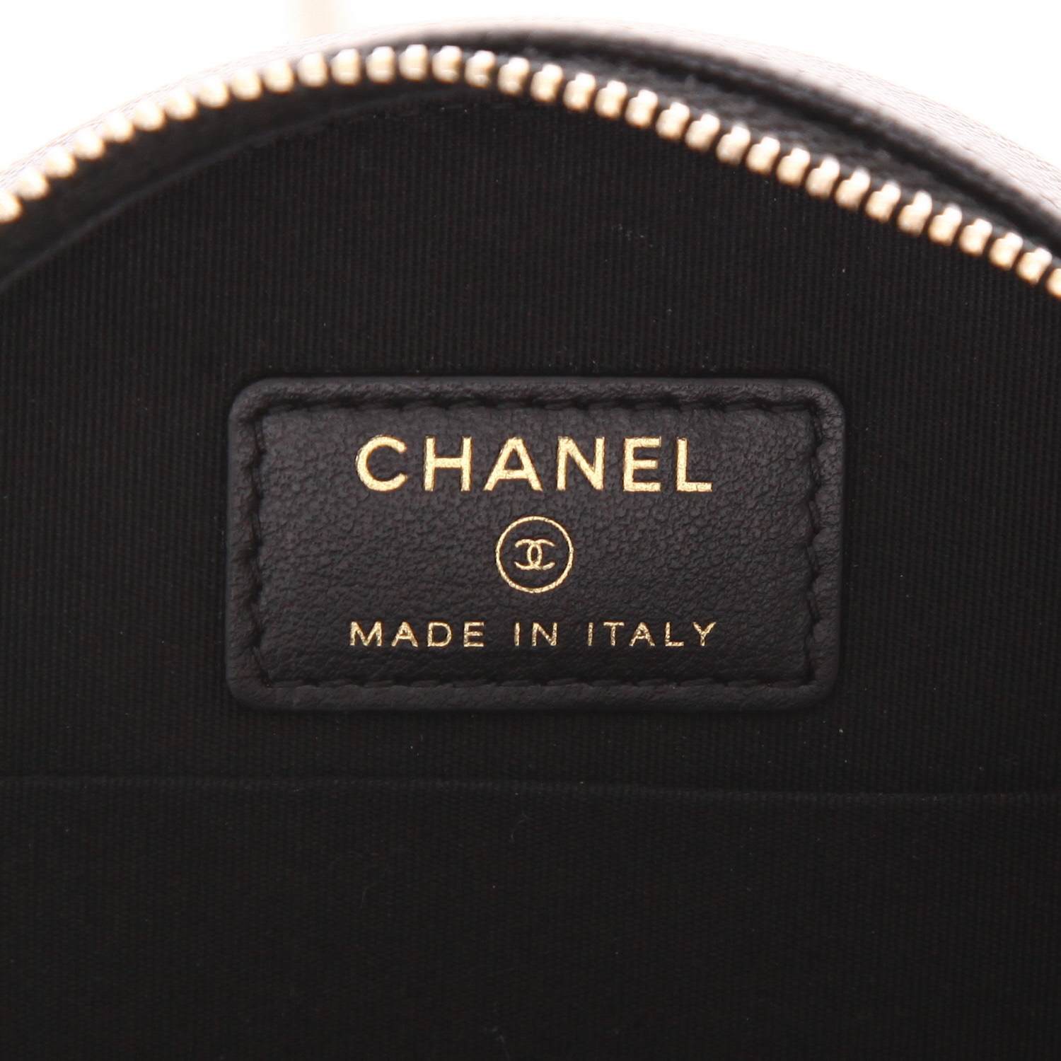 Chanel  Round on Earth shoulder bag  in black grained leather - Detail D2
