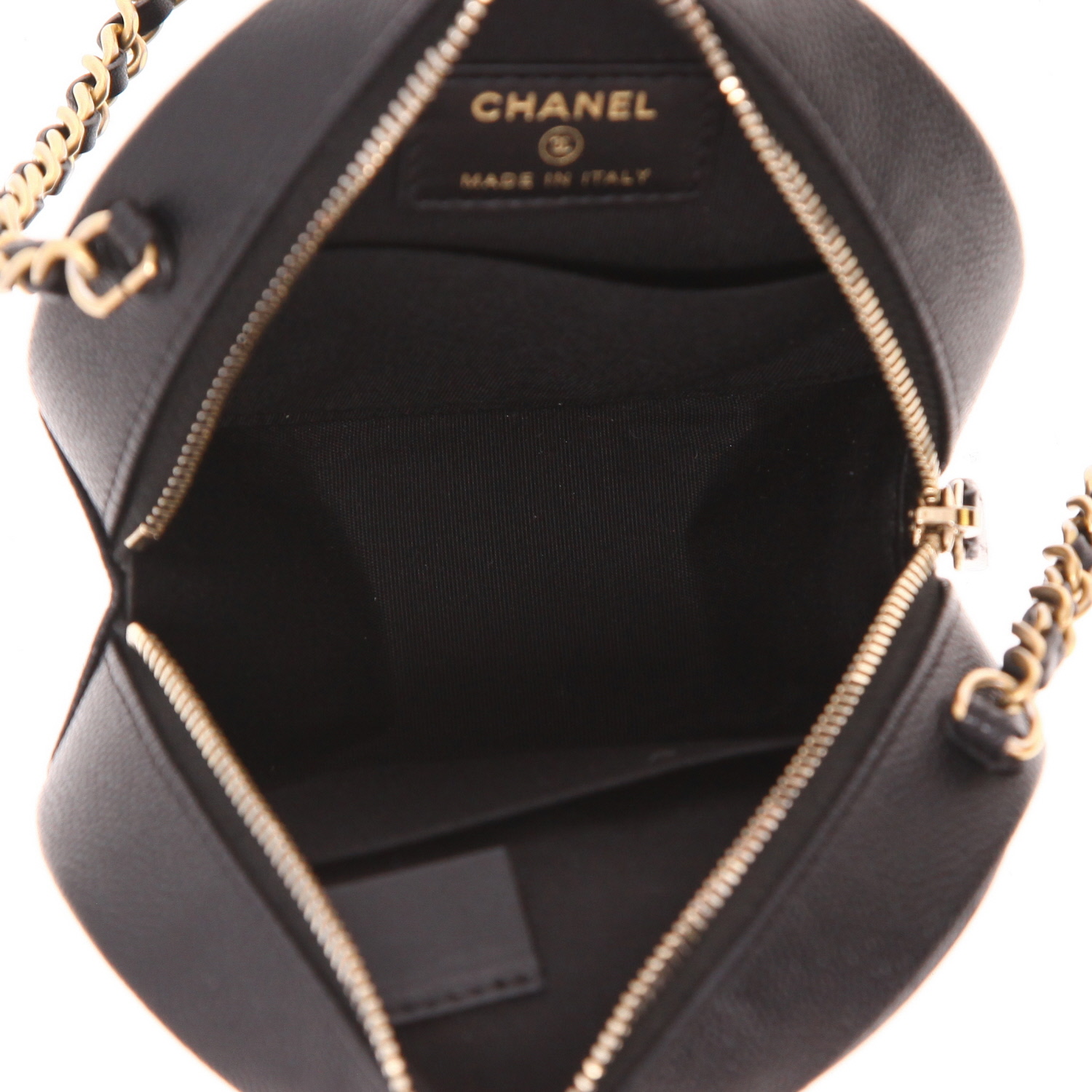 Chanel  Round on Earth shoulder bag  in black grained leather - Detail D3