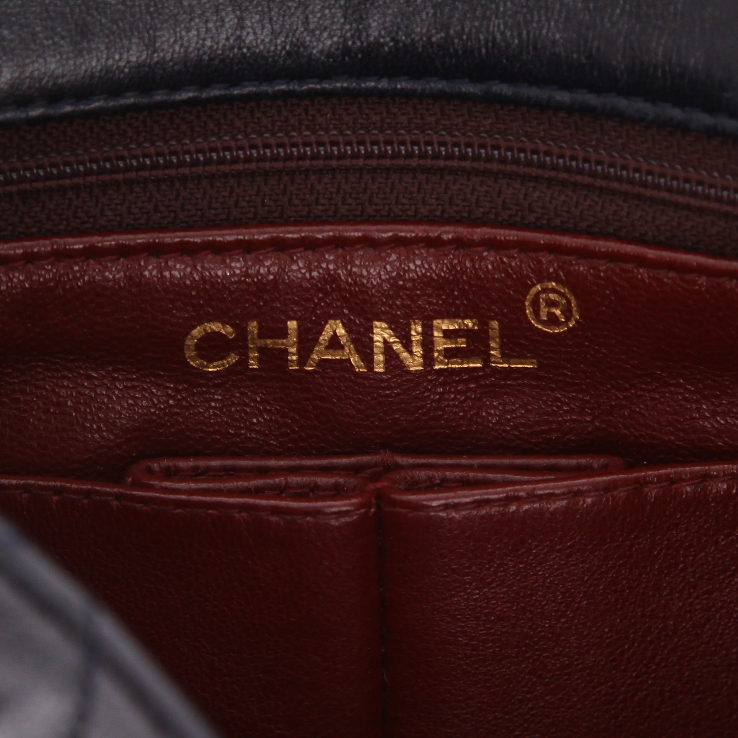 Sac bandoulière Chanel  Mini Timeless en cuir matelassé noir - Detail D2