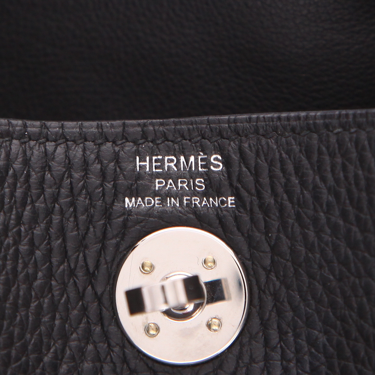 Bolso bandolera Hermès  Lindy mini  en cuero taurillon clémence negro - Detail D2