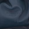 Pochette Bottega Veneta  Pouch en cuir intrecciato bleu - Detail D2 thumbnail