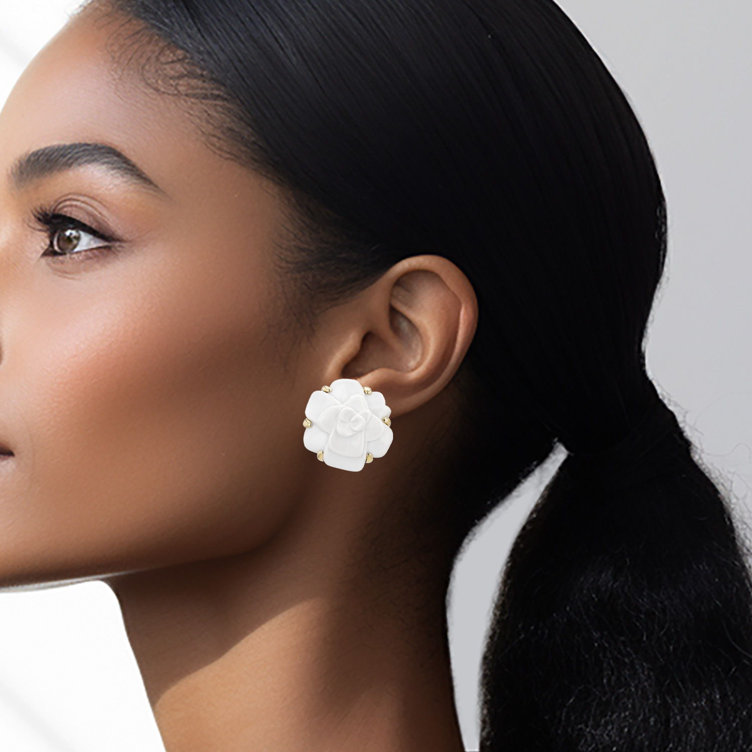 Paire de boucles d'oreilles Chanel Camelia en or jaune et cacholong - Detail D1