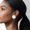 Pendientes Chanel Camelia de oro amarillo y cacholong - Detail D1 thumbnail