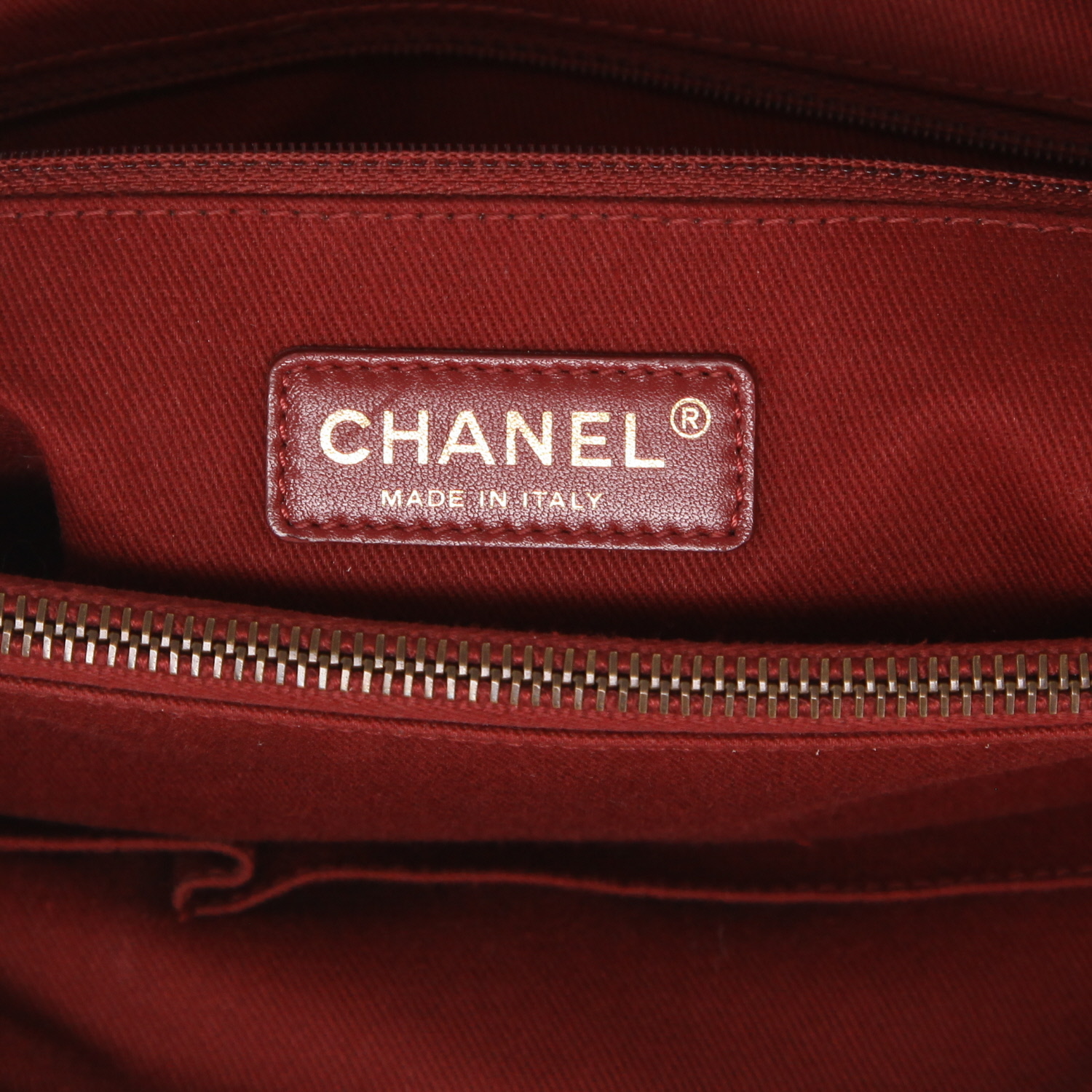 Chanel   handbag  in black leather - Detail D2