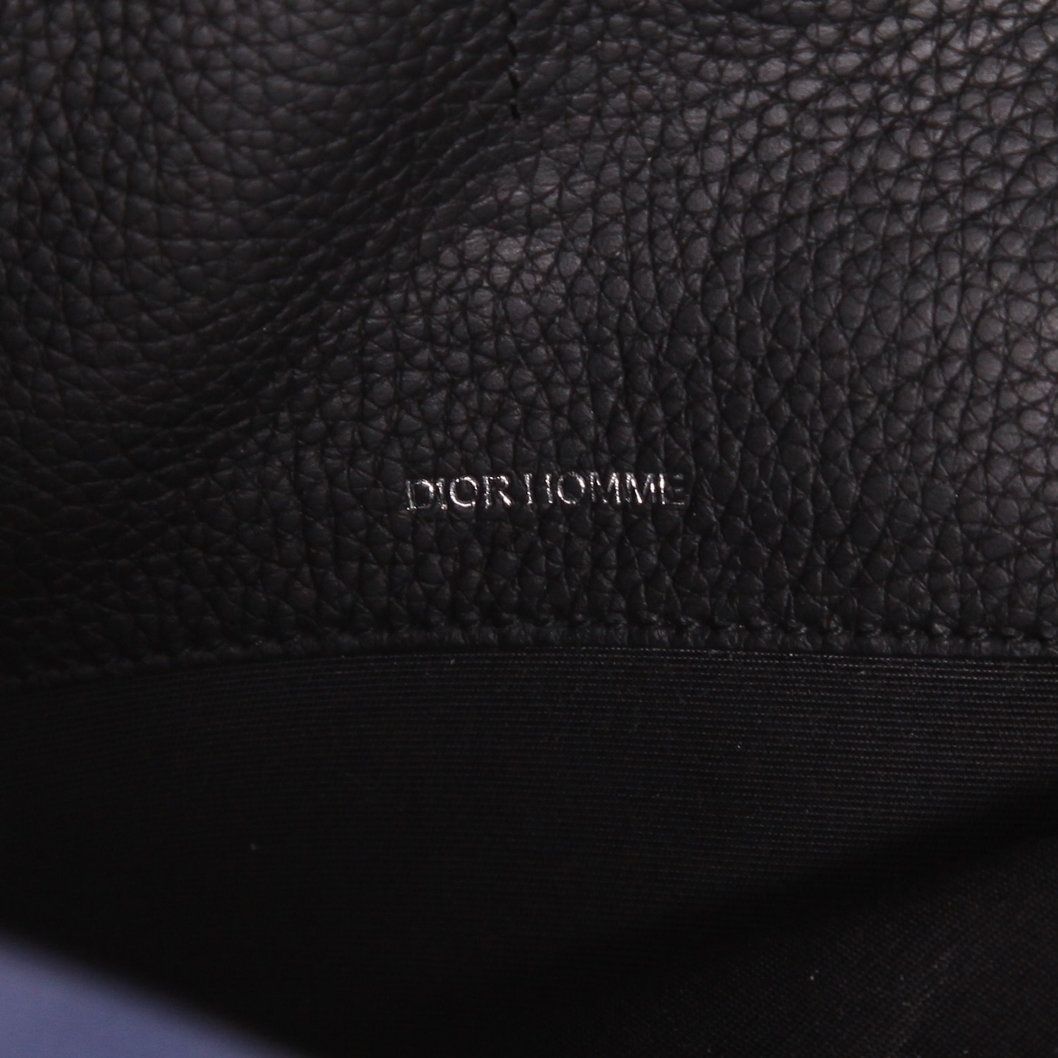 Bolsito de mano Dior   en cuero negro y azul marino - Detail D2