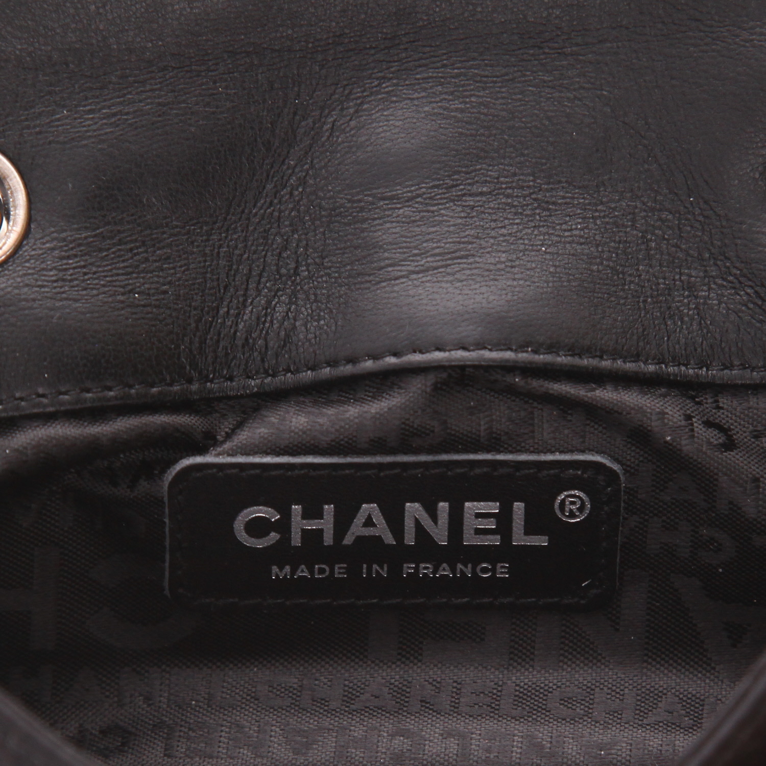 Bolso bandolera Chanel   en satén negro - Detail D2