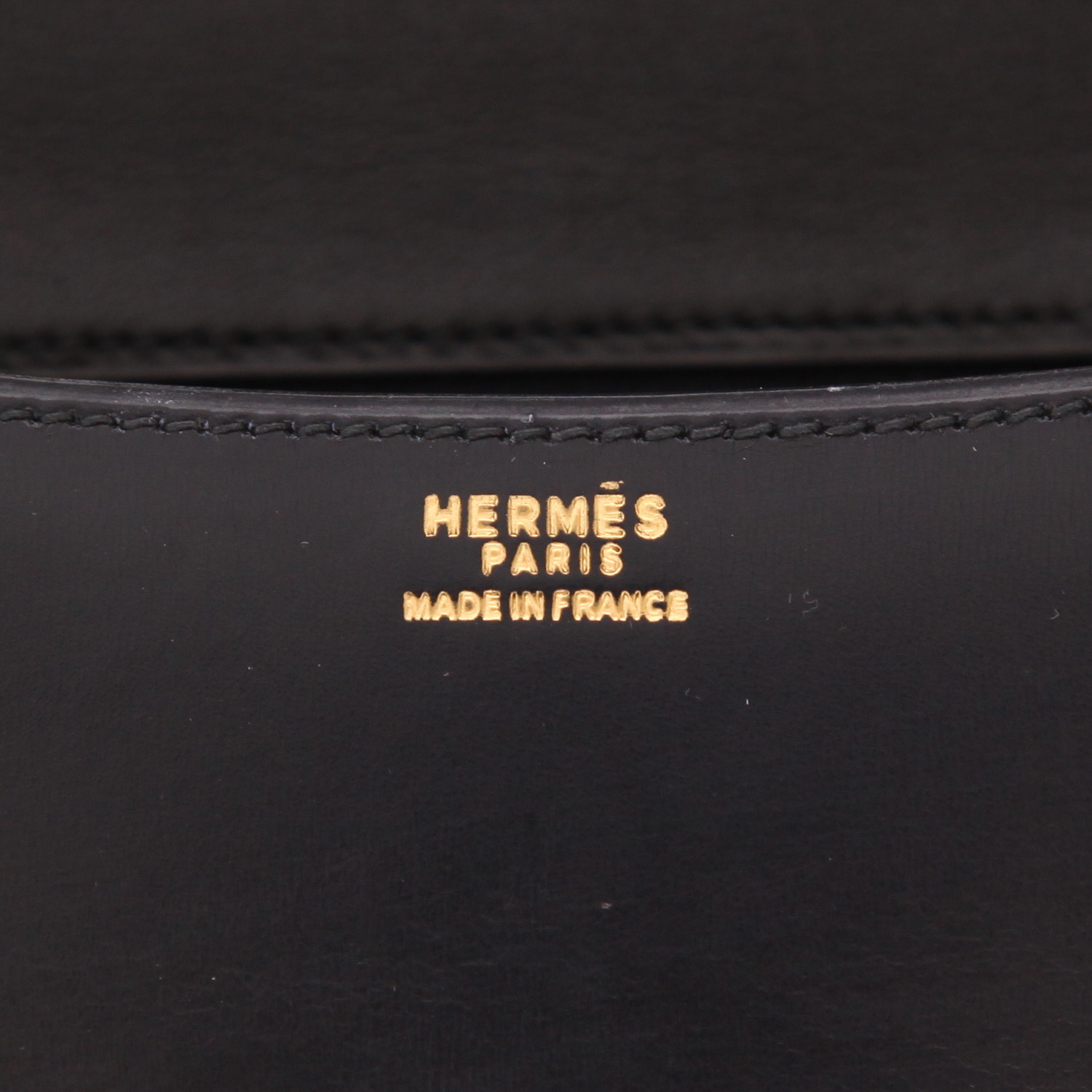 Bolso de mano Hermès  Constance en cuero box negro - Detail D2